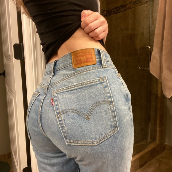 SOLD ❤️ Levi’s Wedgie Straight Jeans - Picture 3 of 4